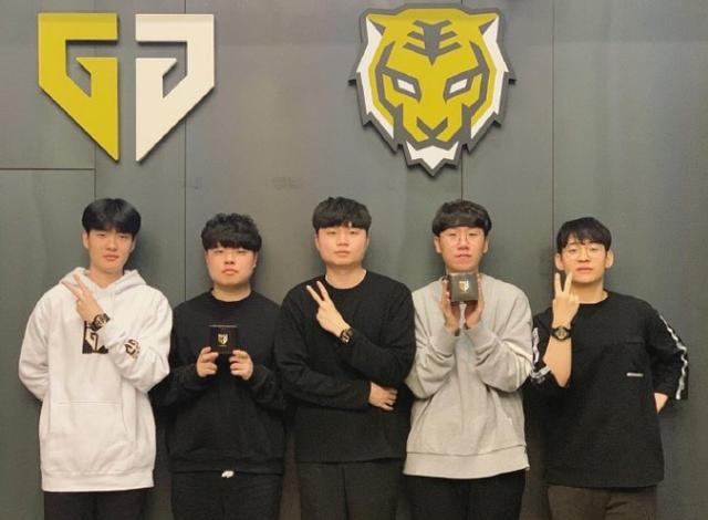 与杨瀚森一 与杨瀚森一